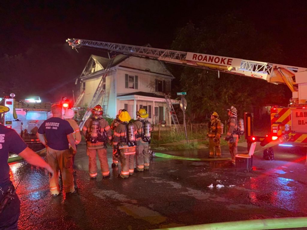 UPDATE Police, fire departments investigate SE Roanoke house fire