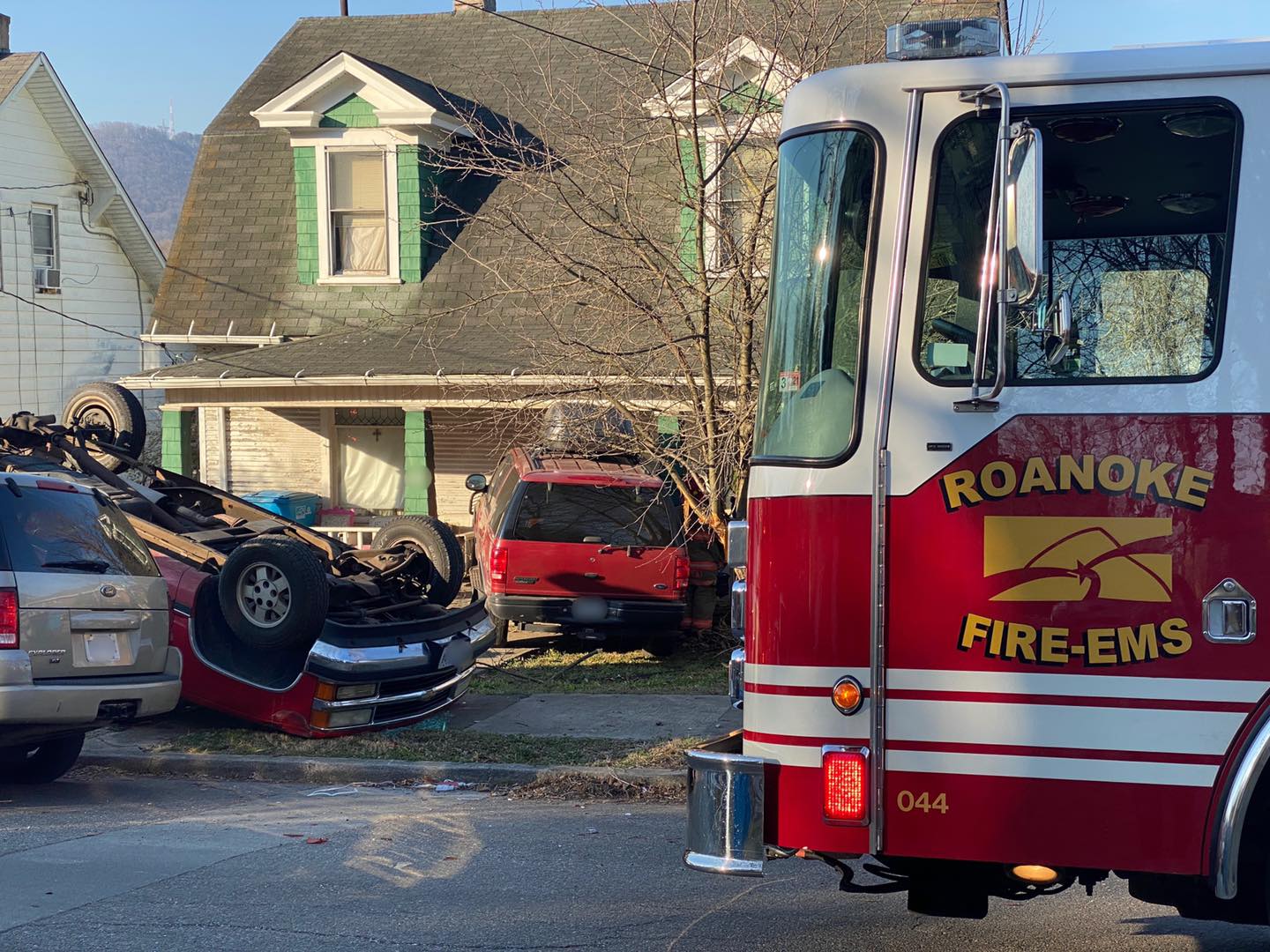 One vehicle overturns, another runs into house in Roanoke accident