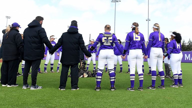 Softball_Team_Huddle_2022_Lauren_Bernett