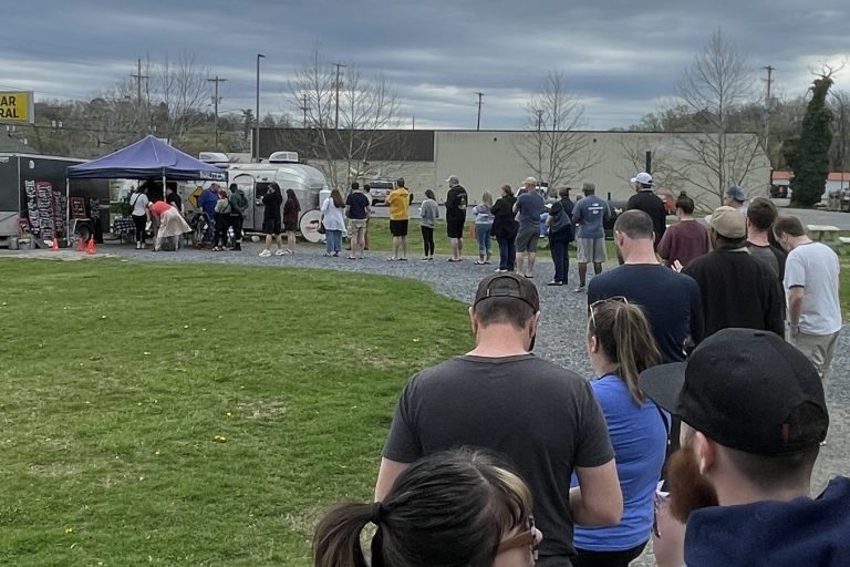 mama jeans jean's barbecue bbq line crowd